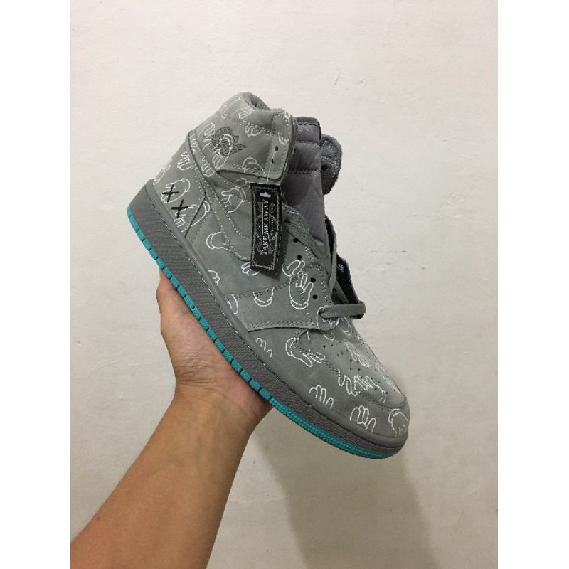 tenis kaws