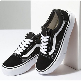 vans negras y suela marron