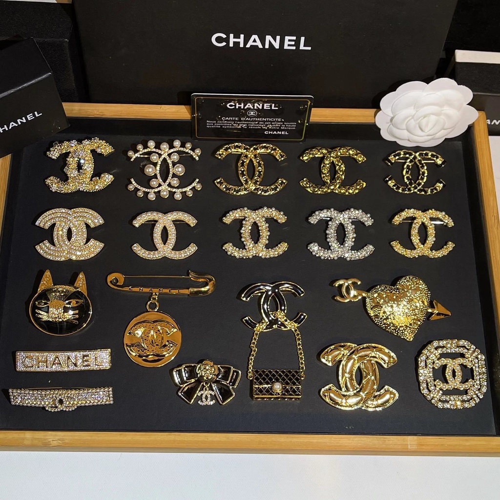 CHANEL 2022 New brooch collection big brand with steel seal classic  all-match brooch bag one sword heart-piercing love black gold pu leather  Vintage Antique bronze brooch suit coat essential accessories jewelry for